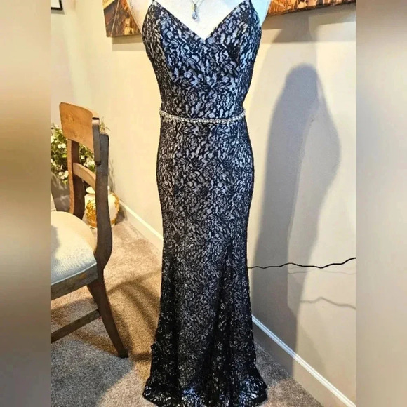 Sequins heart black lace and silver gown - Picture 3 of 8